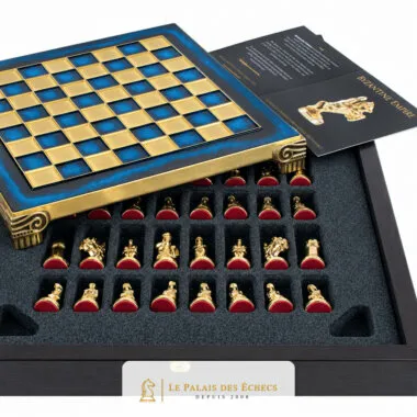 Coffret de rangement ouvert avec échiquier bleu et pièces rangées dans leurs emplacements