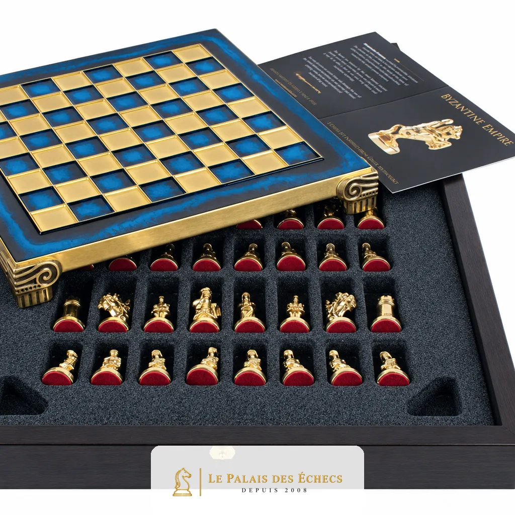 Coffret de rangement ouvert avec échiquier bleu et pièces rangées dans leurs emplacements