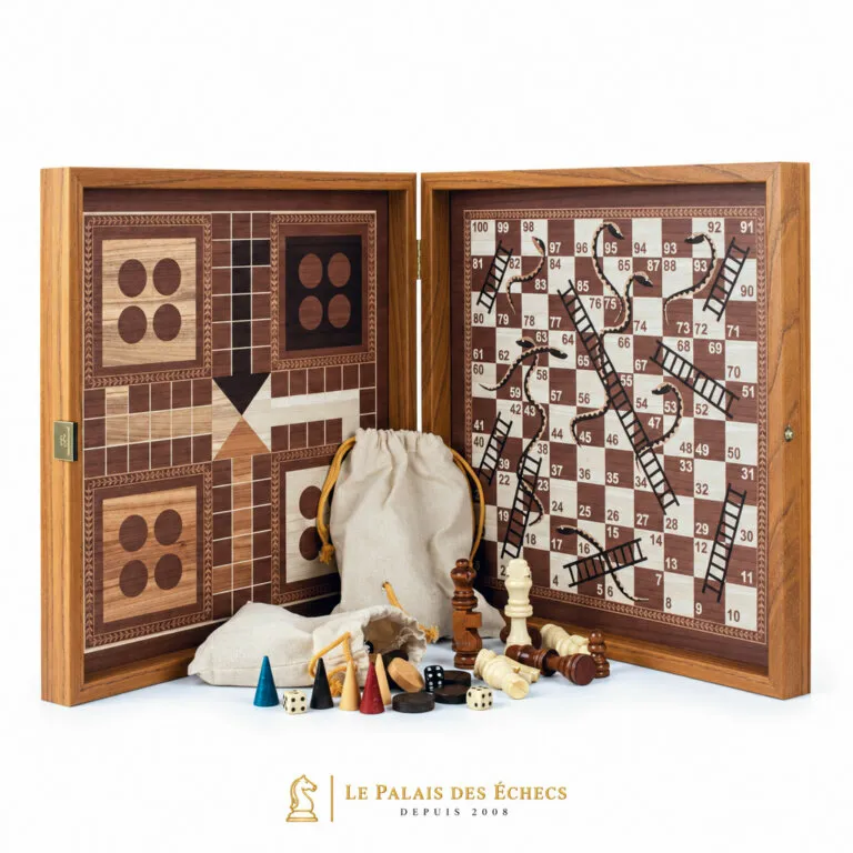 Coffret 4 en 1 en bois ouvert avec échecs, backgammon, ludo et serpents et échelles