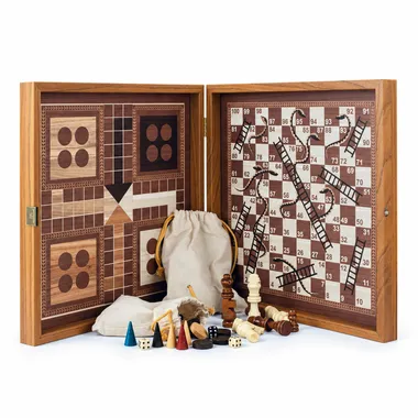 Coffret 4 en 1 en bois ouvert avec échecs, backgammon, ludo et serpents et échelles