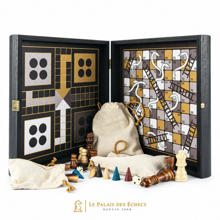 Coffret multijeux ouvert avec échiquier, ludo, serpents et échelles et pièces