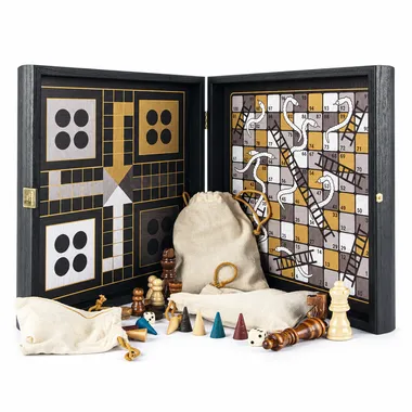 Coffret multijeux ouvert avec échiquier, ludo, serpents et échelles et pièces