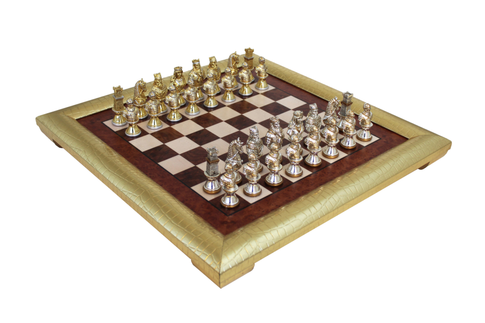 Ensemble de Jeu d'Échecs Médiéval - Pièces en Étains Plaqué Or/Argent et Échiquier en Bois d'Orme Bruyère avec Cadre Doré