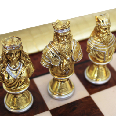 Ensemble de Jeu d'Échecs Médiéval - Pièces en Étains Plaqué Or/Argent et Échiquier en Bois d'Orme Bruyère avec Cadre Doré