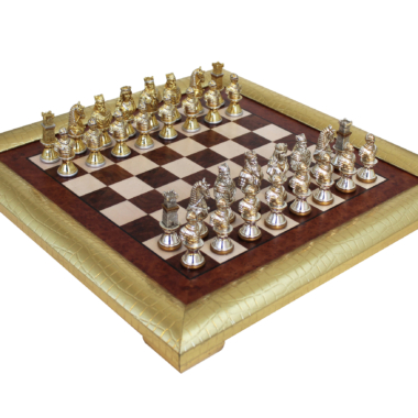 Ensemble de Jeu d'Échecs Médiéval - Pièces en Étains Plaqué Or/Argent et Échiquier en Bois d'Orme Bruyère avec Cadre Doré