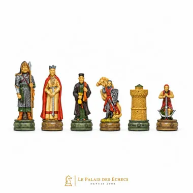 Pièces d'échecs Camelot alignées montrant roi, dame, fou, cavalier, tour et pion