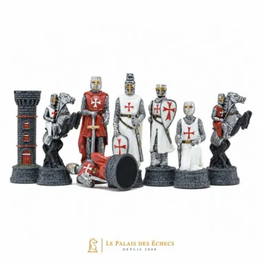 Pièces d'échecs Templiers alignées, tour, roi à cheval et chevaliers en armure