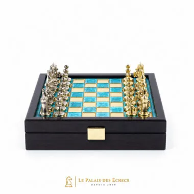 Coffret de rangement ouvert montrant l'échiquier turquoise et doré avec pièces prêtes