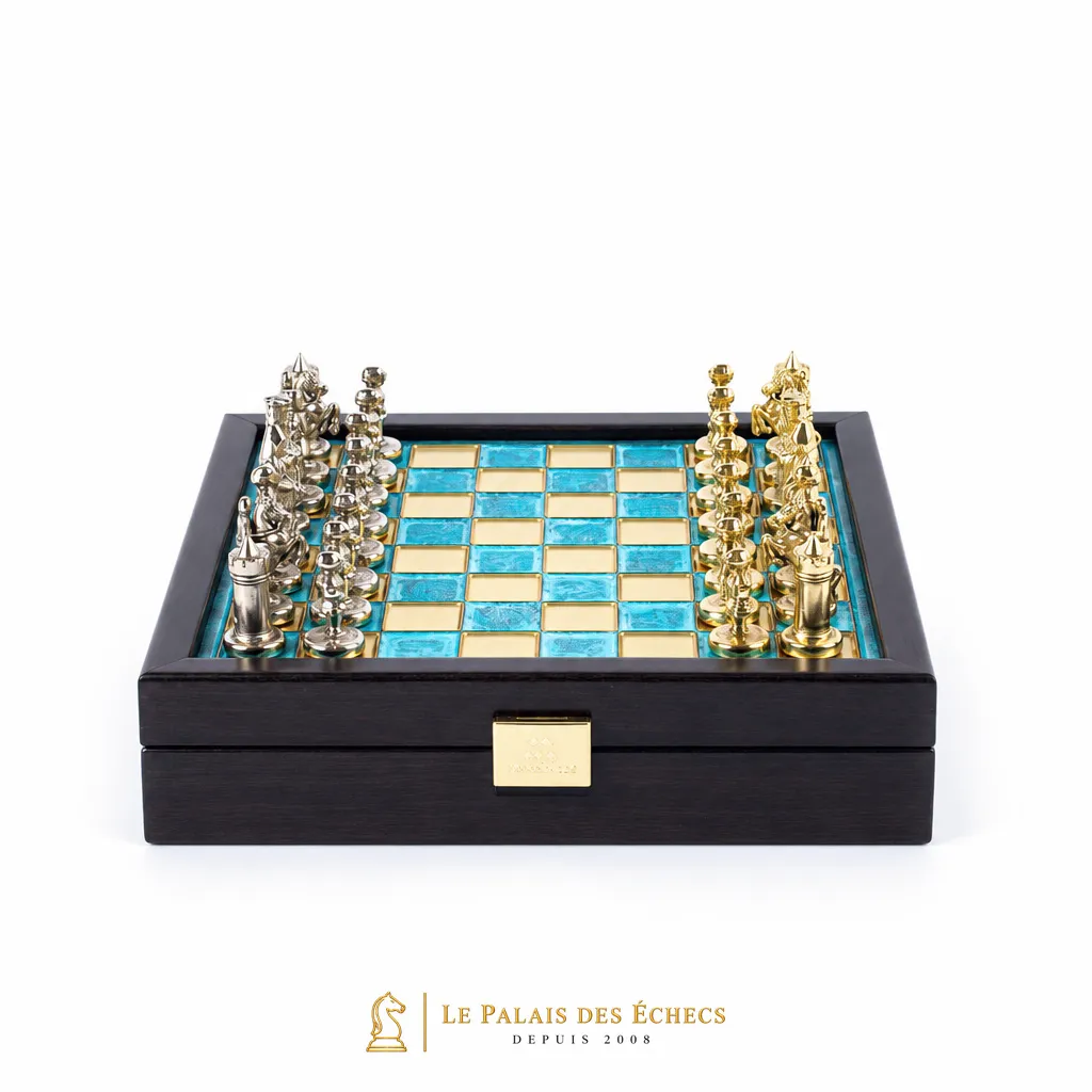 Coffret de rangement ouvert montrant l'échiquier turquoise et doré avec pièces prêtes