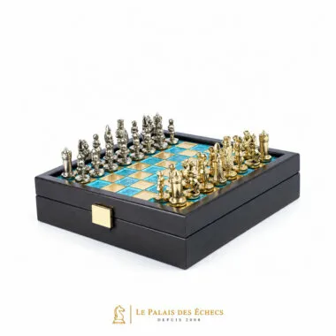 Vue en angle du coffret ouvert avec échiquier turquoise et pièces dorées et argentées alignées