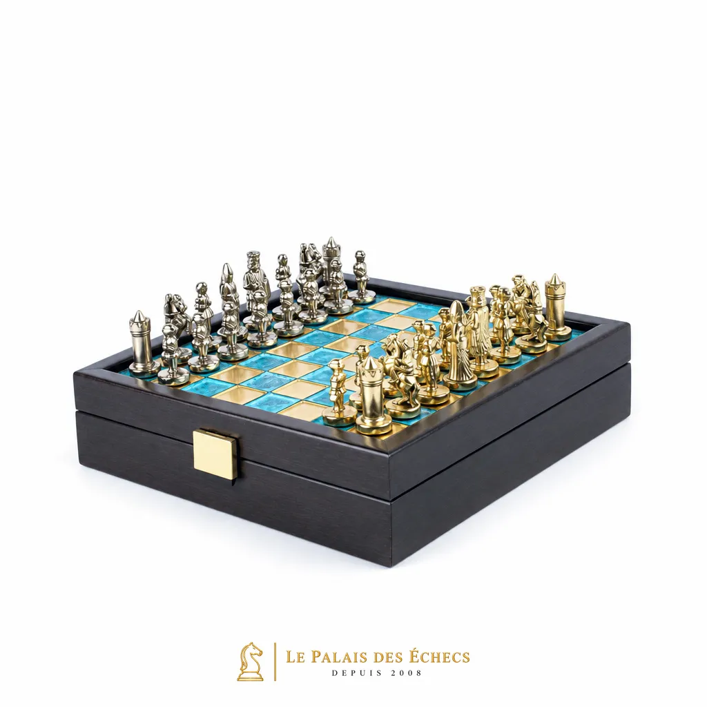Vue en angle du coffret ouvert avec échiquier turquoise et pièces dorées et argentées alignées