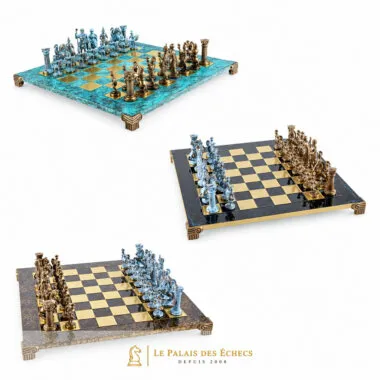 Ensemble d'échecs gréco-romain, trois vues de l'échiquier métallique et pièces bronze et bleues