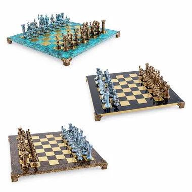 Ensemble d'échecs gréco-romain, trois vues de l'échiquier métallique et pièces bronze et bleues