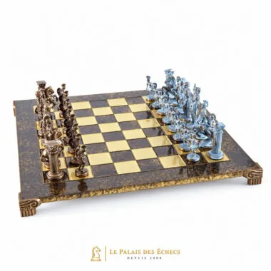 Échiquier métallique avec pièces bronze et bleues face à face, vue d'ensemble en angle