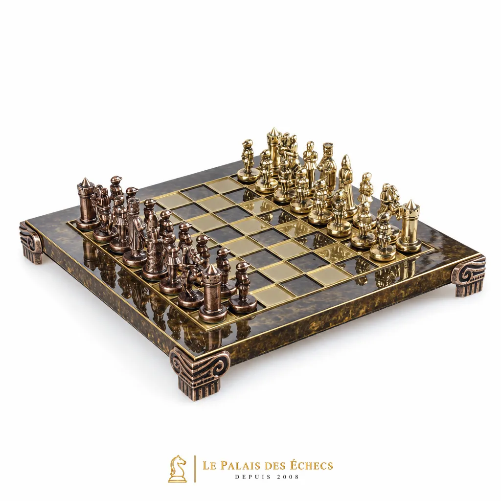 Échiquier marron en métal avec pièces dorées et bronze sur pieds sculptés