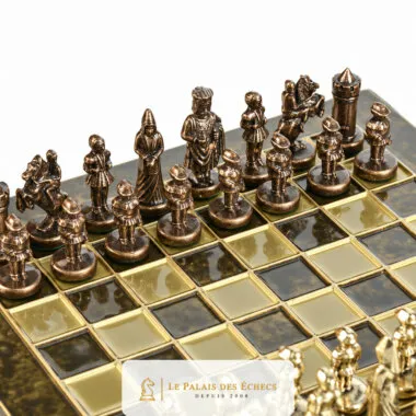 Pièces bronze style Empire byzantin alignées sur l'échiquier marron