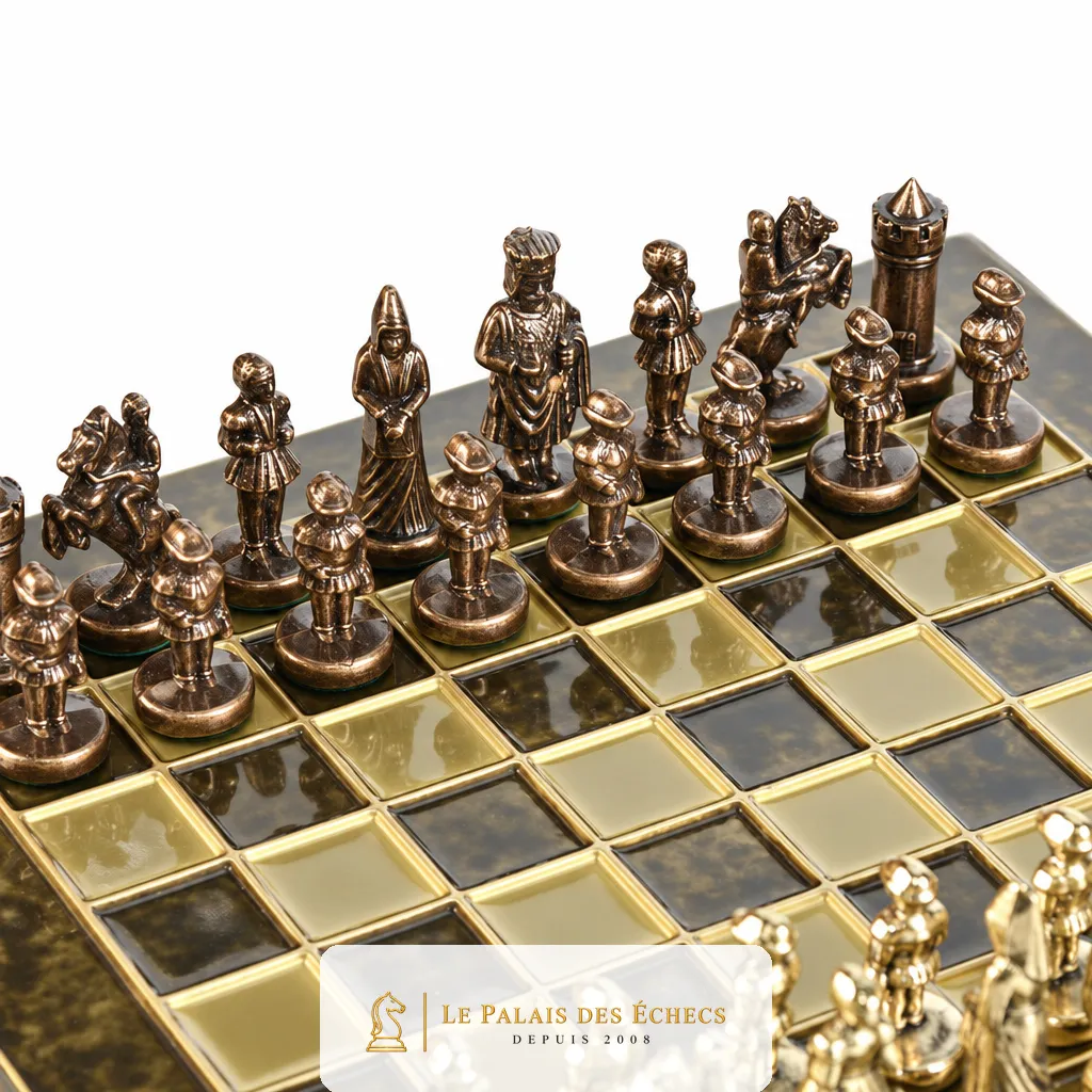 Pièces bronze style Empire byzantin alignées sur l'échiquier marron