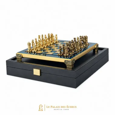 Coffret de rangement foncé avec échiquier bleu et doré posé dessus