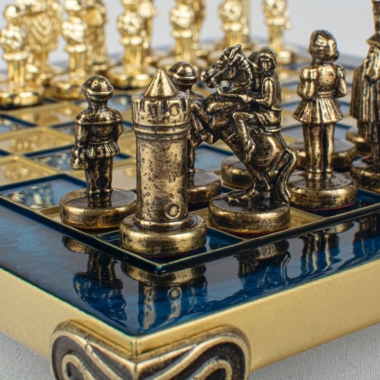 Petit Jeu d'Echecs Empire Byzantin - Échiquier Bleu ou Marron en Metal et Pièces Dorées et Marron avec Coffret de Rangement