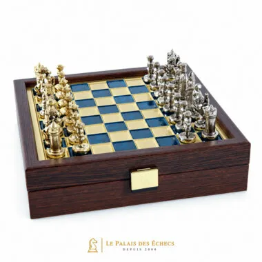 Coffret de rangement en bois ouvert avec échiquier et pièces Empire Byzantin