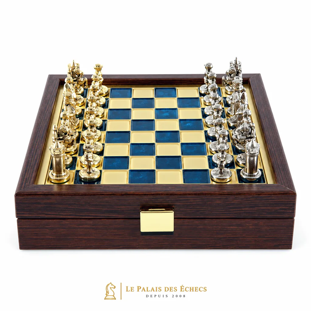 Vue d'ensemble du coffret ouvert avec échiquier bleu et doré et pièces disposées