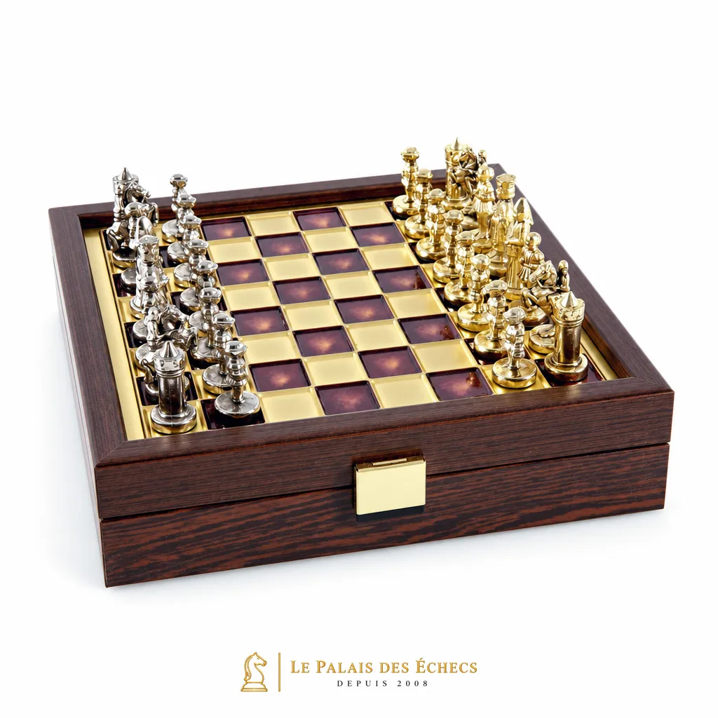 Coffret de rangement en bois foncé avec pièces dorées et argentées, vue de côté
