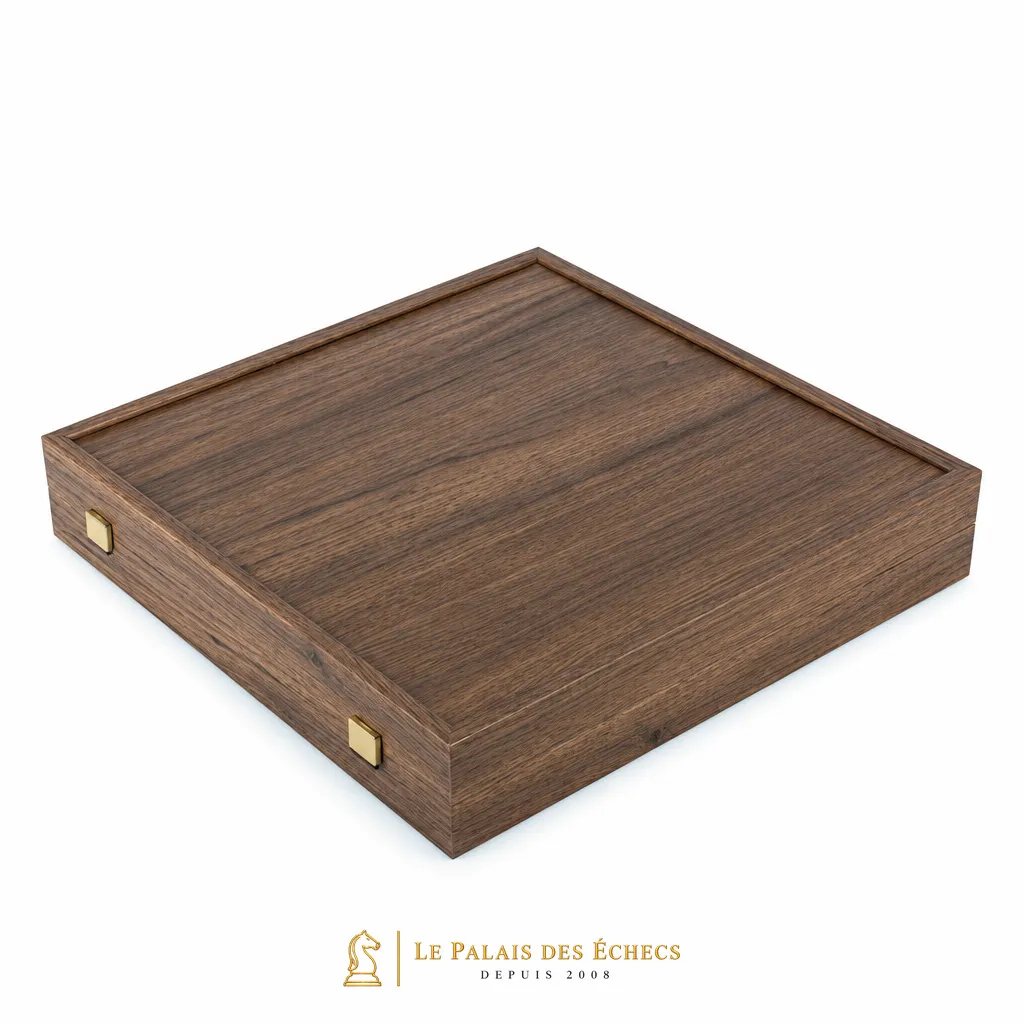 Coffret de rangement en bois fermé avec charnières dorées visibles