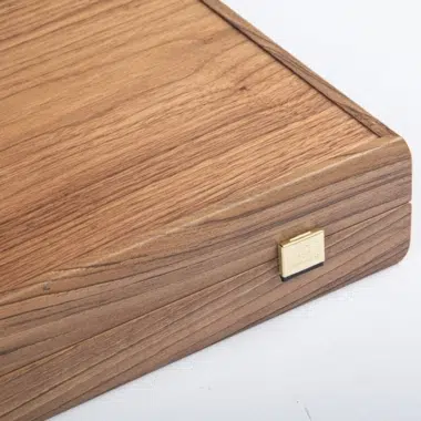 Détail du coin du coffret en acajou avec fermoir doré