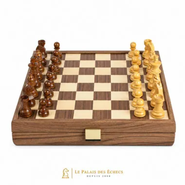 Ensemble complet échiquier en noyer et chêne avec pièces alignées et coffret fermé