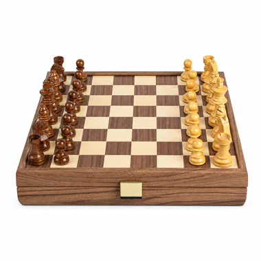 Ensemble complet échiquier en noyer et chêne avec pièces alignées et coffret fermé