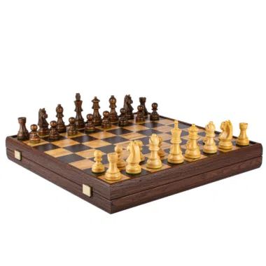 Ensemble jeu d'échecs complet vu de face, pièces en bois de rose et buis