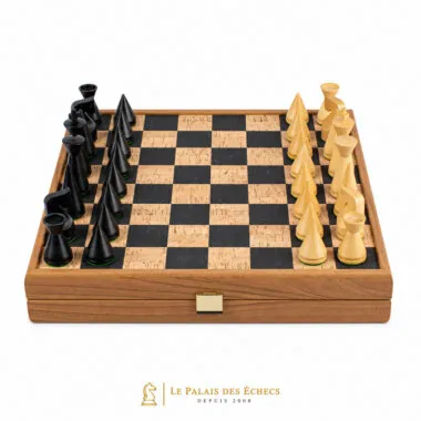 Jeu d'échecs complet avec pièces noires et naturelles sur échiquier en liège