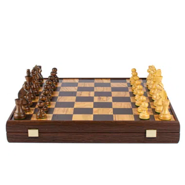 Ensemble jeu d'échecs vue de face, pièces en bois de rose et buis sur échiquier en loupe d'olivier et wenge