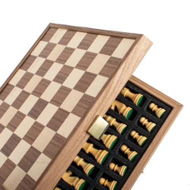 Alternative view of Ensemble Pieces d'Échecs et Echiquier en Bois de Noyer et de Chene avec Rangement Integre