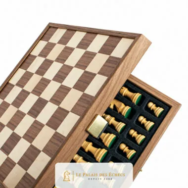 Coffret de rangement ouvert montrant l'échiquier replié et les pièces dans leurs compartiments