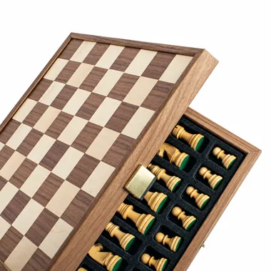 Coffret de rangement ouvert montrant l'échiquier replié et les pièces dans leurs compartiments