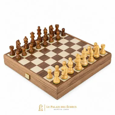Ensemble complet jeu d'échecs Staunton installé sur l'échiquier en noyer et chêne