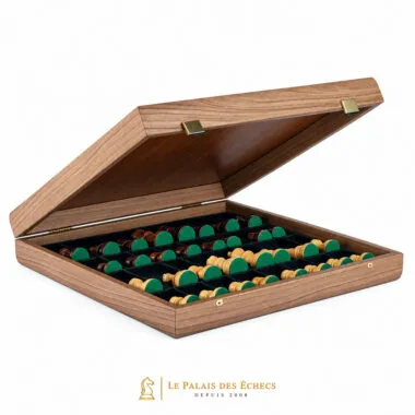 Coffret ouvert en noyer avec pièces d'échecs rangées sur feutrine verte
