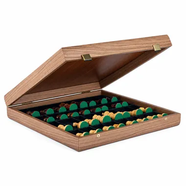 Coffret ouvert en noyer avec pièces d'échecs rangées sur feutrine verte