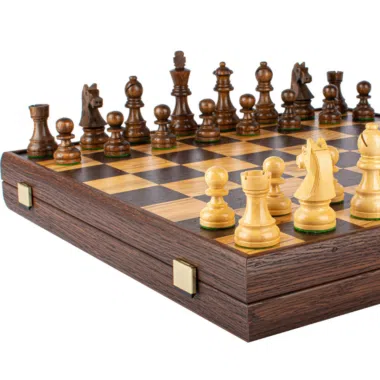 Ensemble jeu d'échecs en gros plan, détail des pièces en bois de rose et buis sur l'échiquier