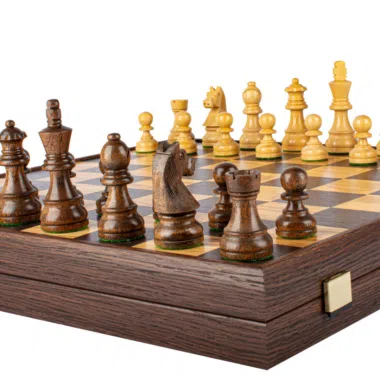 Jeu d'échecs en bois de rose et buis sur coffret de rangement en wenge
