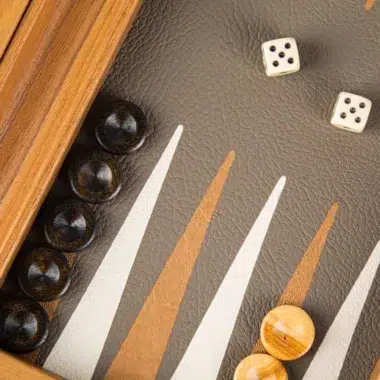 Ensemble de Backgammon en Similicuir Beige Gris avec Texture Autruche (Taille Voyage)