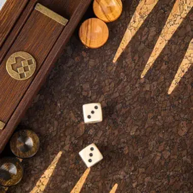 Ensemble de Backgammon en Liège Naturel avec Design Cubique et Pions en Bois d'Olivier