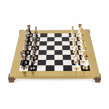 Ensemble d'échecs Staunton noir et blanc, vue d'ensemble sur échiquier doré