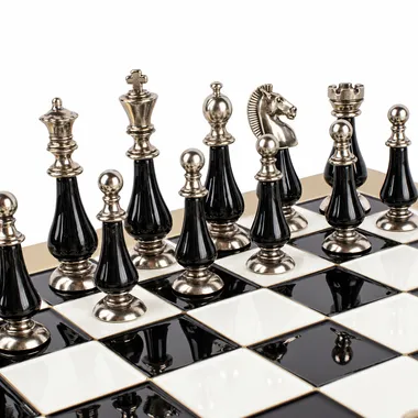 Pièces noires Staunton en métal, détail du roi, de la dame et du cavalier