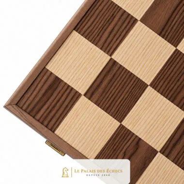 Angle du coffret en gros plan, damier en noyer et chêne et fermoir doré