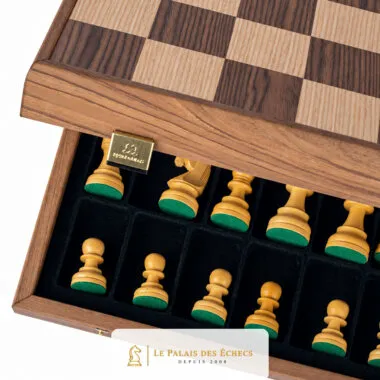 Détail du coffret ouvert avec compartiments et plaque gravée dorée