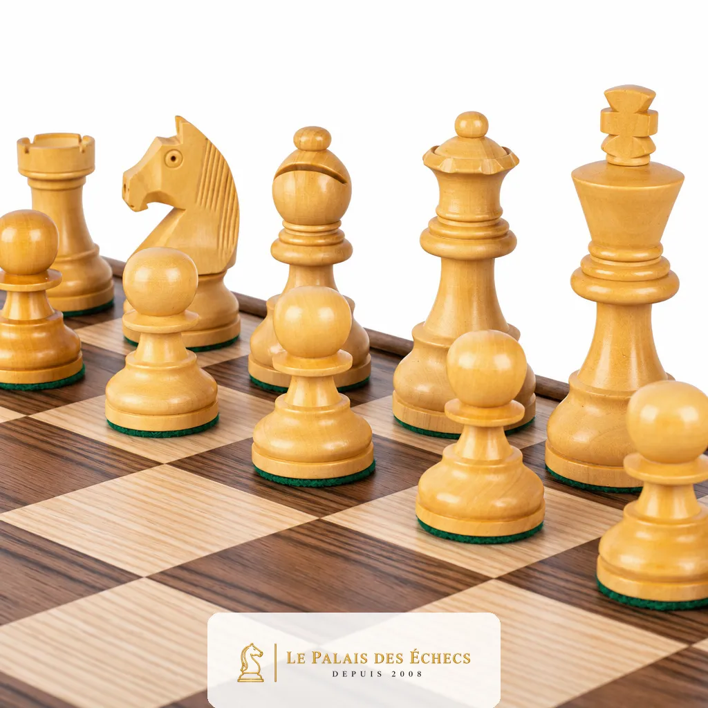 Pièces d'échecs claires en buis alignées sur l'échiquier en noyer