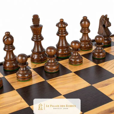 Pièces d'échecs en bois de rose foncé sur l'échiquier en loupe d'olivier