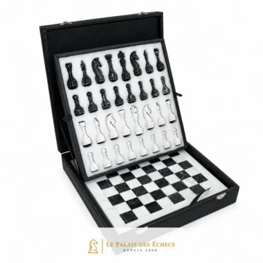 Coffret ouvert en marbre blanc et noir avec pièces rangées et échiquier intégré